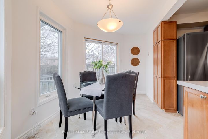 Photo 11 at 3114 Dalehurst Drive, Meadowvale, Mississauga