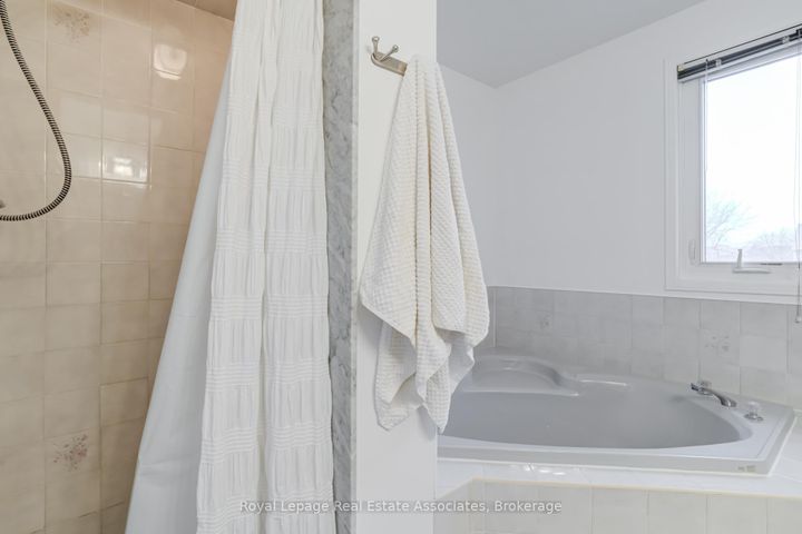 Photo 23 at 3114 Dalehurst Drive, Meadowvale, Mississauga