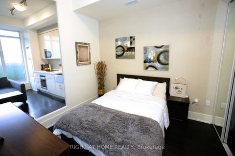 Photo 2 at 210 - 330 Richmond Street W, Waterfront Communities C1, Toronto