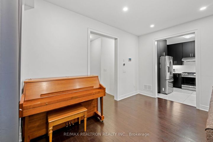 Photo 9 at 10 Neilly Terrace, Bradford, Bradford West Gwillimbury