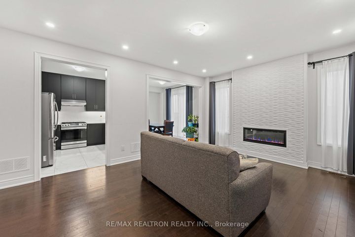 Photo 10 at 10 Neilly Terrace, Bradford, Bradford West Gwillimbury