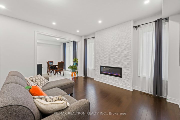 Photo 11 at 10 Neilly Terrace, Bradford, Bradford West Gwillimbury