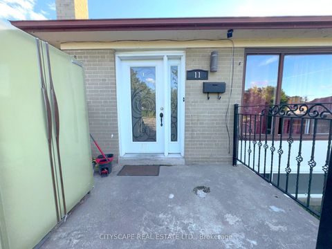 Photo 5 at 11 Melpham Court, Clairville, Toronto