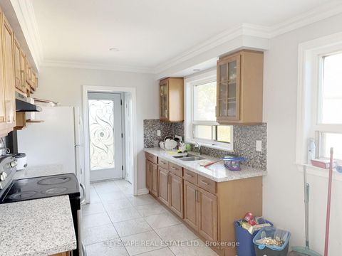 Photo 6 at 11 Melpham Court, Clairville, Toronto