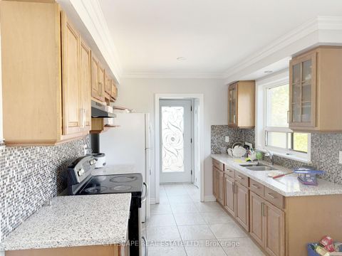 Photo 7 at 11 Melpham Court, Clairville, Toronto