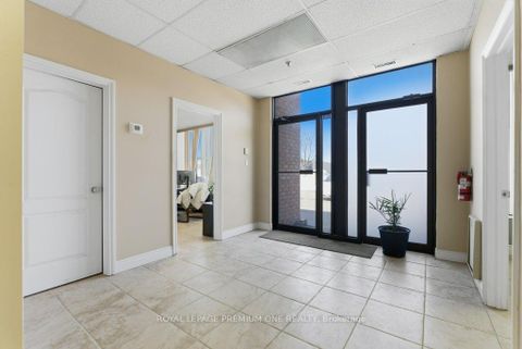 Photo 1 at 4 - 299 Applewood Crescent, Concord, Vaughan