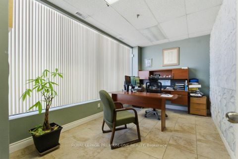 Photo 3 at 4 - 299 Applewood Crescent, Concord, Vaughan