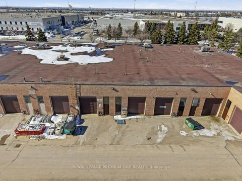 Photo 11 at 4 - 299 Applewood Crescent, Concord, Vaughan