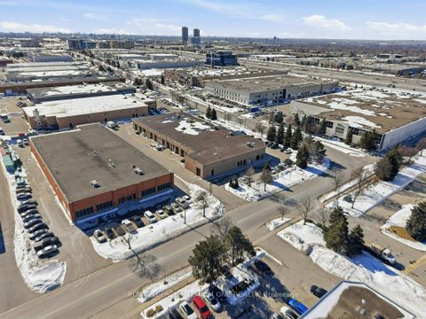 Photo 12 at 4 - 299 Applewood Crescent, Concord, Vaughan