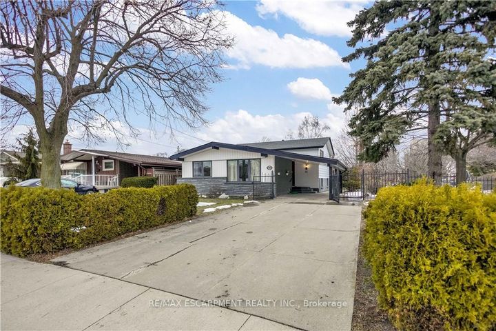 Photo 2 at 85 Ranchdale Drive, Thorner, Hamilton