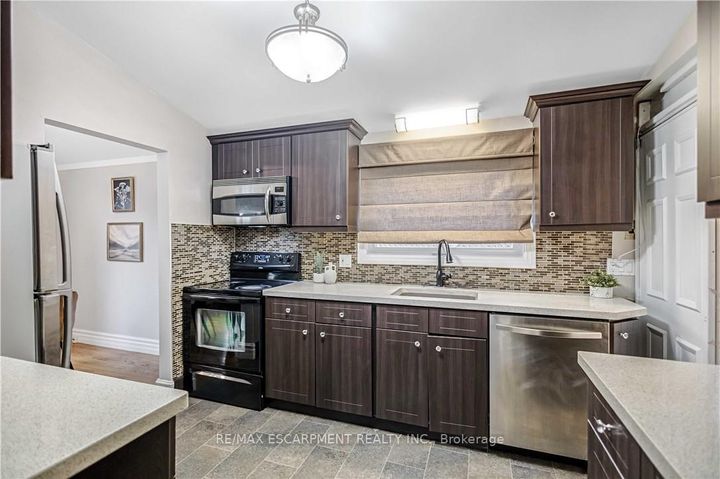 Photo 14 at 85 Ranchdale Drive, Thorner, Hamilton