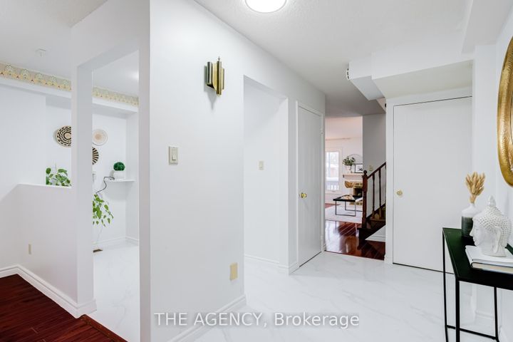 Photo 3 at 142 Greenbrae Circuit, Woburn, Toronto