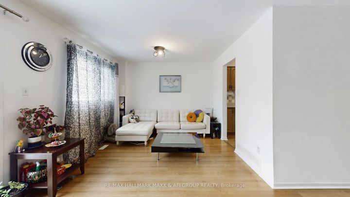 Photo 8 at 13 Don Head Village Boulevard, North Richvale, Richmond Hill