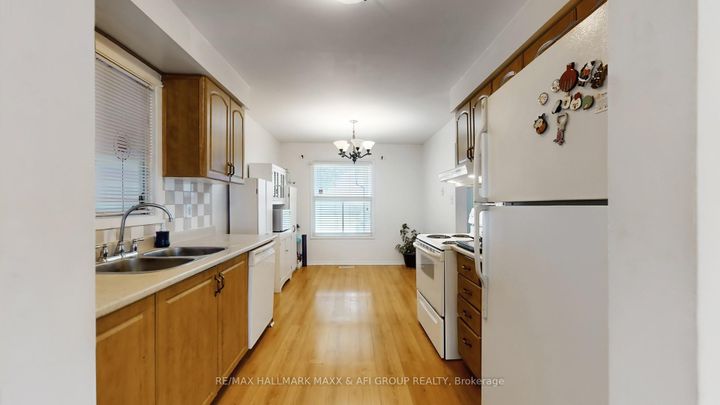 Photo 11 at 13 Don Head Village Boulevard, North Richvale, Richmond Hill