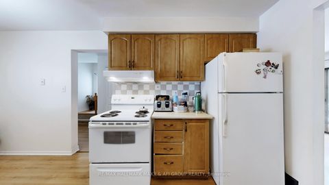 Photo 14 at 13 Don Head Village Boulevard, North Richvale, Richmond Hill