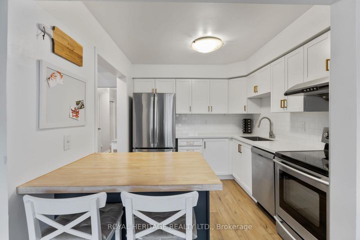 Photo 3 at 1251 Quest Circle, Meadowvale Village, Mississauga