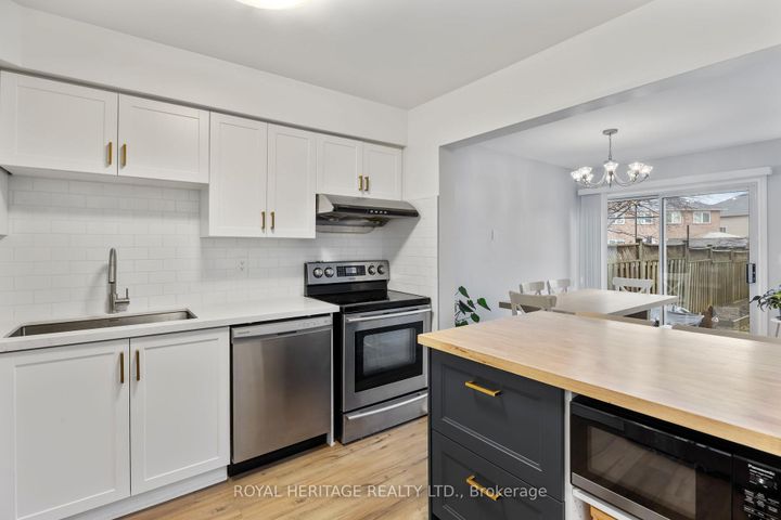 Photo 4 at 1251 Quest Circle, Meadowvale Village, Mississauga