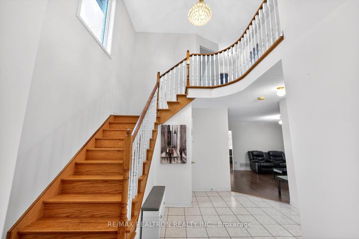 Photo 4 at 16 Pacific Wind Crescent, Wellington, Brampton