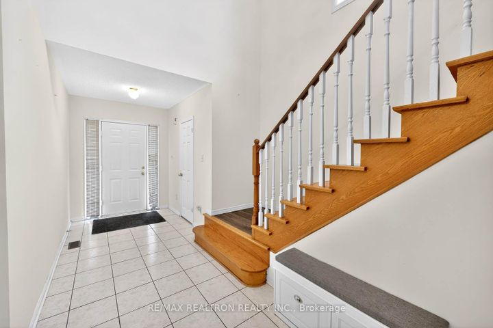 Photo 5 at 16 Pacific Wind Crescent, Wellington, Brampton