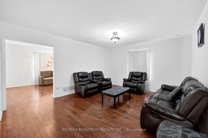 Photo 6 at 16 Pacific Wind Crescent, Wellington, Brampton