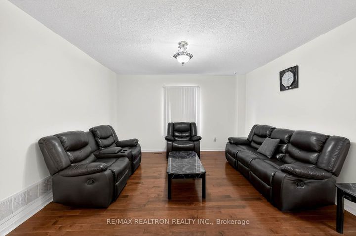 Photo 7 at 16 Pacific Wind Crescent, Wellington, Brampton