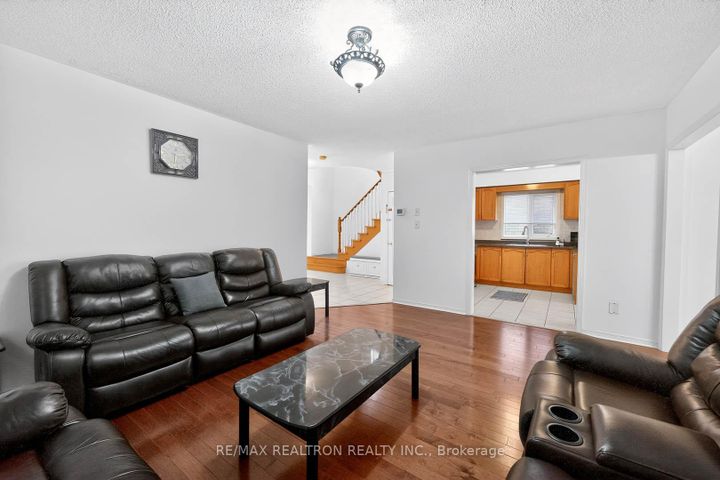 Photo 8 at 16 Pacific Wind Crescent, Wellington, Brampton