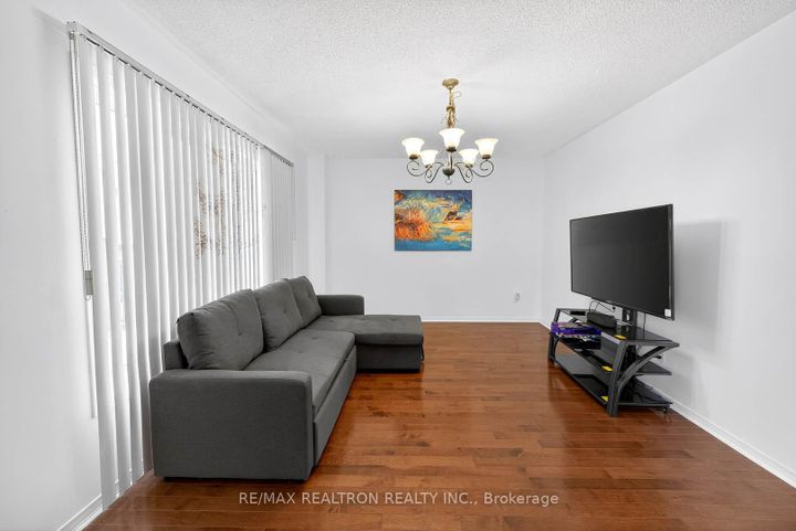 Photo 10 at 16 Pacific Wind Crescent, Wellington, Brampton