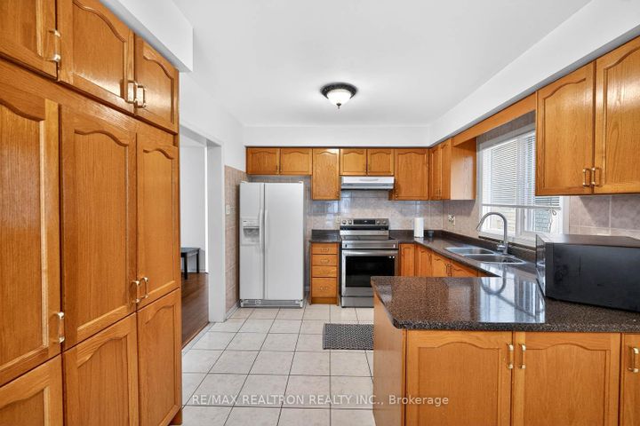 Photo 16 at 16 Pacific Wind Crescent, Wellington, Brampton