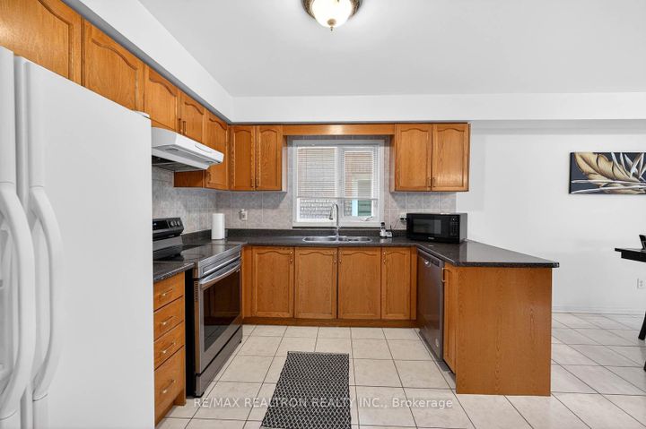 Photo 17 at 16 Pacific Wind Crescent, Wellington, Brampton