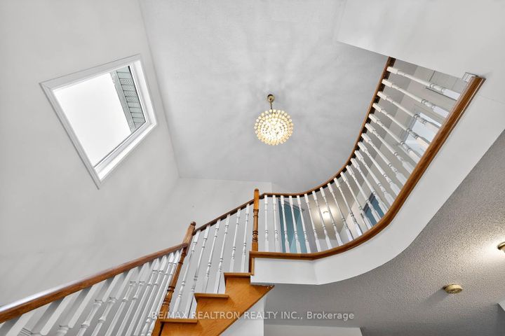 Photo 21 at 16 Pacific Wind Crescent, Wellington, Brampton