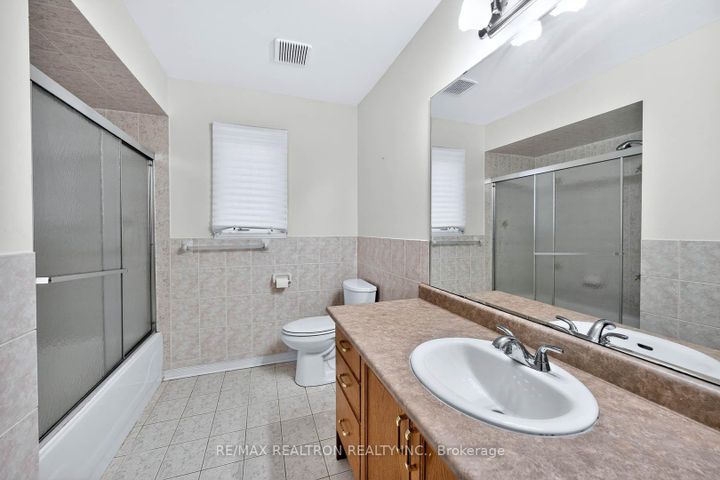 Photo 33 at 16 Pacific Wind Crescent, Wellington, Brampton