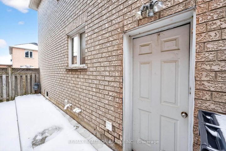 Photo 34 at 16 Pacific Wind Crescent, Wellington, Brampton