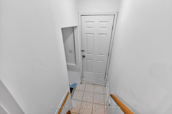 Photo 35 at 16 Pacific Wind Crescent, Wellington, Brampton