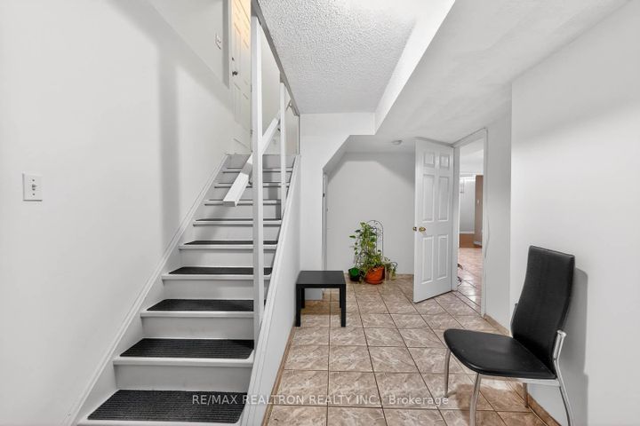 Photo 36 at 16 Pacific Wind Crescent, Wellington, Brampton