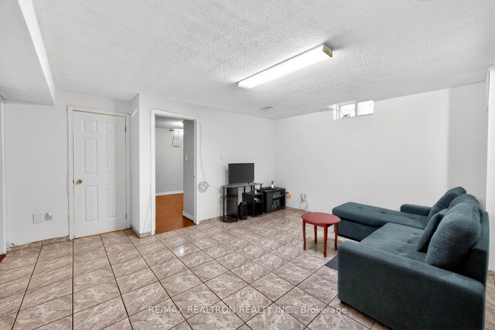 Photo 37 at 16 Pacific Wind Crescent, Wellington, Brampton