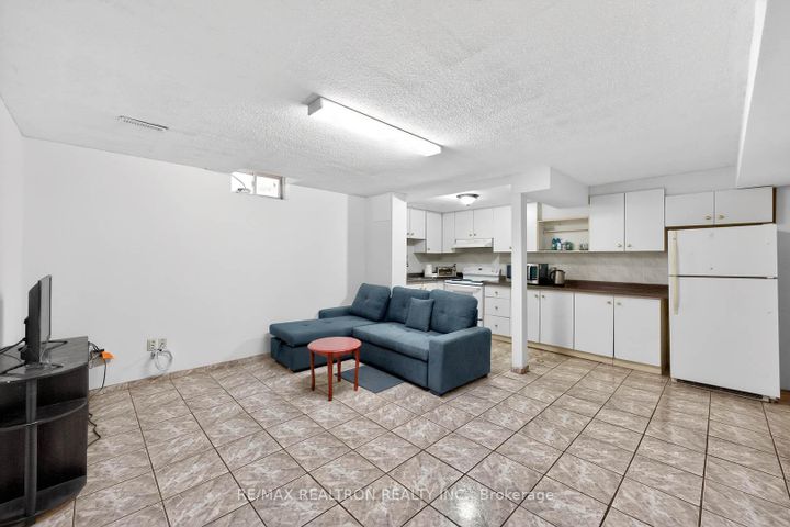 Photo 39 at 16 Pacific Wind Crescent, Wellington, Brampton