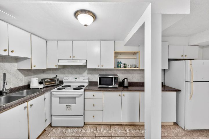 Photo 40 at 16 Pacific Wind Crescent, Wellington, Brampton