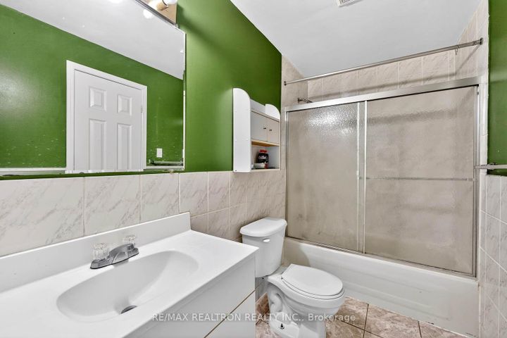 Photo 44 at 16 Pacific Wind Crescent, Wellington, Brampton