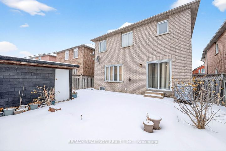 Photo 49 at 16 Pacific Wind Crescent, Wellington, Brampton