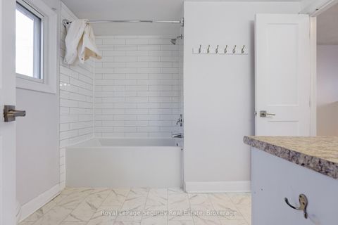 Photo 13 at 32 Wilson Court, Allandale, Barrie