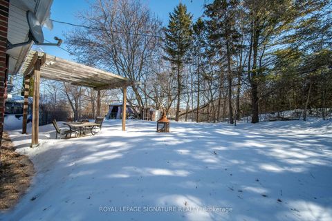 Photo 2 at 21 Huron Court, Aurora Heights, Aurora