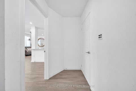 Photo 3 at 21 Huron Court, Aurora Heights, Aurora