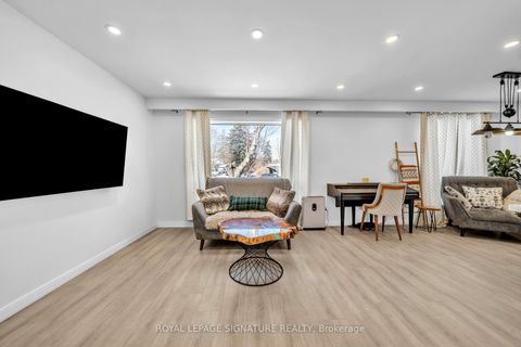 Photo 5 at 21 Huron Court, Aurora Heights, Aurora