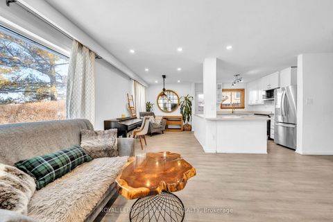 Photo 7 at 21 Huron Court, Aurora Heights, Aurora