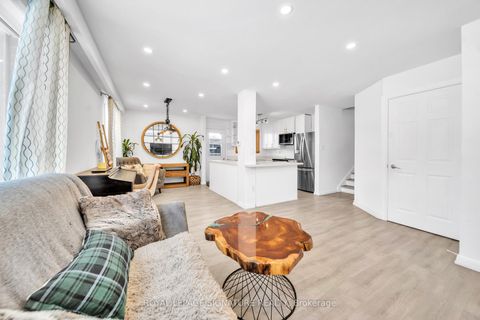 Photo 8 at 21 Huron Court, Aurora Heights, Aurora