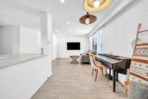 Photo 9 at 21 Huron Court, Aurora Heights, Aurora