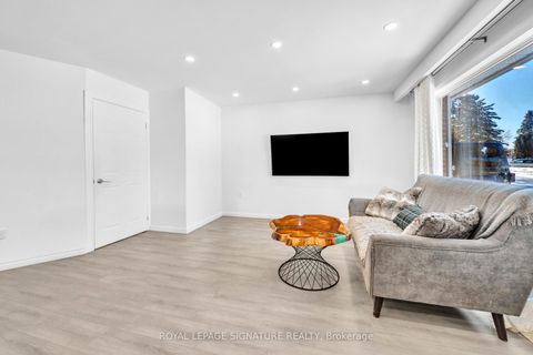 Photo 10 at 21 Huron Court, Aurora Heights, Aurora