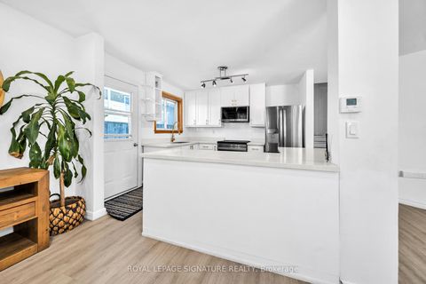 Photo 11 at 21 Huron Court, Aurora Heights, Aurora