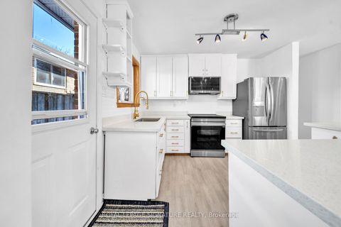 Photo 12 at 21 Huron Court, Aurora Heights, Aurora