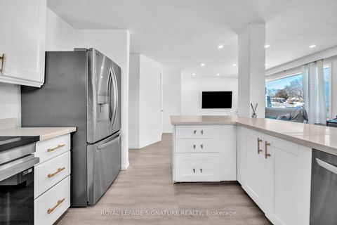 Photo 14 at 21 Huron Court, Aurora Heights, Aurora